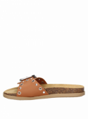 Sandalia camel de cuero con tachas, diseño vanguardista y taco plano.