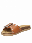 Sandalia de cuero camel Zappa G397 con tachas, estilo moderno para mujer.