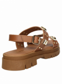 Sandalia plana camel de cuero con taco de 2 cm, diseño moderno y cómodo para mujer.