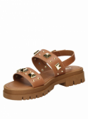 Sandalia de cuero camel con tachas, diseño vanguardista para mujer, ideal para verano.