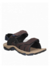 Textura del cuero marrón en la sandalia casual de hombre, diseñada para disfrutar del verano con comodidad.