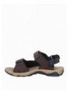 Detalle del diseño en cuero marrón de la sandalia casual de hombre, perfecta para actividades al aire libre.