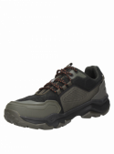Zapatilla verde outdoor para hombre, ideal para actividades diarias y aventuras urbanas.