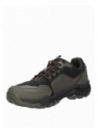 Zapatilla verde outdoor para hombre, ideal para actividades diarias y aventuras urbanas.