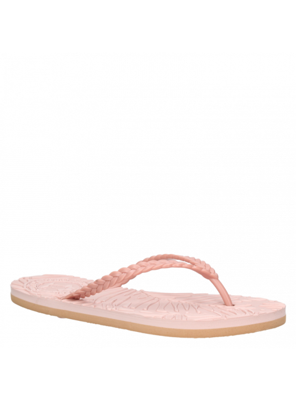 Sandalia negra de mujer, estilo casual, con taco plano y punta abierta.
