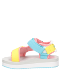 Sandalia casual multicolor para niña, perfecta para un look veraniego, con diseño geométrico y cierre fácil de velcro.