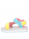 Sandalia casual multicolor para niña, perfecta para un look veraniego, con diseño geométrico y cierre fácil de velcro.