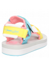 Sandalia de niña multicolor con diseño casual y práctico, cierre de velcro y correas cruzadas para mayor comodidad.