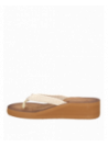 Sandalia boho-chic blanca con aplique central, ideal para ropa veraniega y ocasiones informales.