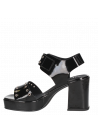 Sandalia negra de cuero, estilo irreverente, perfecta para destacar en verano.