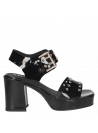 Sandalia negra de cuero, diseño contemporáneo, ideal para días cálidos de verano.