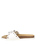Sandalia Zappa G397 de cuero blanco, tachas decorativas, diseño femenino y vanguardista para verano.