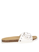 Sandalia blanca de cuero para mujer, Zappa G397, con tachas y taco plano de 2 cm, estilo moderno.