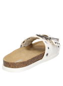 Detalle del diseño en cuero blanco con tachas, sandalia de mujer Zappa G397, elegante y cómoda.