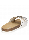 Detalle del diseño en cuero blanco con tachas, sandalia de mujer Zappa G397, elegante y cómoda.
