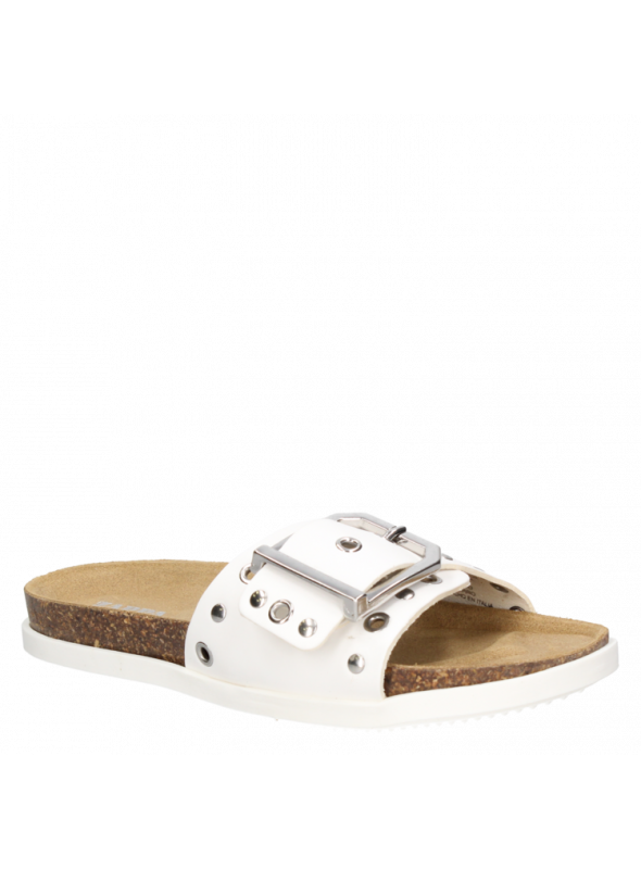 Sandalia de cuero camel para mujer, estilo tachas y taco plano de 2 cm.