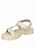 Sandalia beige de cuero con tachas, diseño moderno para mujer, ideal para días cálidos.