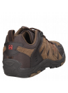 Zapatilla outdoor taupe con suela gruesa antideslizante, ideal para actividades al aire libre.