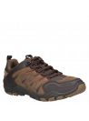 Zapatilla taupe de estilo outdoor para hombre, con diseño robusto y costuras visibles que resaltan su aspecto dinámico.