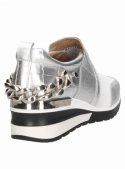 taco cuña de 5.5 cm en zapatilla de cuero plata, ideal para un look urbano
