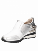 zapatilla de cuero plata para mujer, diseño moderno con taco cuña y punta redonda
