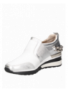 zapatilla de cuero plata para mujer, diseño moderno con taco cuña y punta redonda