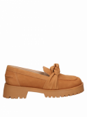 Calzado de cuero camel para mujer, estilo casual con taco bloque y altura de caña de 5.5 cm.