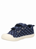 Zapatilla azul casual de niña con taco plano y punta redonda, ideal para aventuras urbanas.