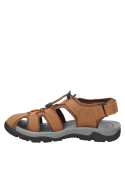 Sandalia de hombre marrón, diseño casual con taco plano, ideal para días cálidos.