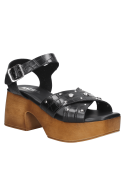 Sandalia negra de mujer con tachas, estilo contemporáneo y taco bloque de 8 cm.