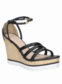 Sandalia de cuero negro para mujer, estilo casual, con taco cuña que estiliza la figura.