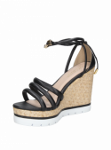 Sandalia negra de cuero para mujer con taco cuña de 10.5 cm, diseño elegante y sofisticado.