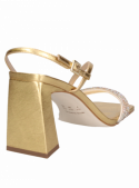 Elegante sandalia dorada de cuero para mujer, perfecta para verano, con taco bloque y punta abierta.