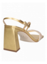 Elegante sandalia dorada de cuero para mujer, perfecta para verano, con taco bloque y punta abierta.