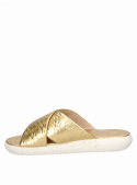 Sandalia de cuero dorado, ideal para un estilo informal y días cálidos.