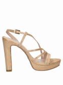 Sandalia de cuero en tono oro, diseñada para estilizar la figura con su plataforma y estructura de taco alto.