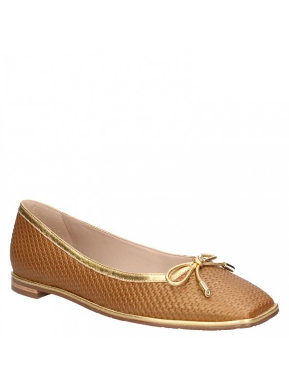 Zapato casual oro de cuero para mujer, ideal para eventos sociales por su estilo distinguido.