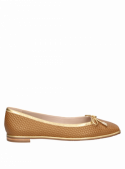 Calzado casual camel de cuero para mujer, diseño moderno con punta cuadrada y acabado impecable.
