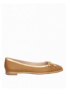 Calzado casual camel de cuero para mujer, diseño moderno con punta cuadrada y acabado impecable.