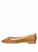 Elegante zapato camel de cuero femenino, forro sintético, diseñado para comodidad y estilo refinado.