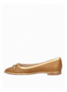 Elegante zapato camel de cuero femenino, forro sintético, diseñado para comodidad y estilo refinado.
