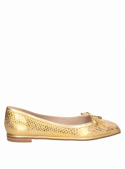 Elegante zapato de cuero oro para mujer, resaltando su diseño refinado y taco bloque.