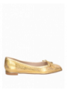 Elegante zapato de cuero oro para mujer, resaltando su diseño refinado y taco bloque.