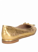 Zapato oro casual femenino, mostrando su punta cuadrada moderna y cuero de alta calidad.