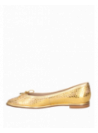 Detalle del zapato de cuero oro, destacando su acabado premium y taco bloque de 1 cm.