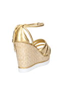 Elegante sandalia de cuero dorado para mujer, ideal para días cálidos, con diseño sofisticado.