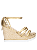 Sandalia dorada de cuero para mujer, estilo casual, con taco cuña de 10.5 cm y punta abierta.