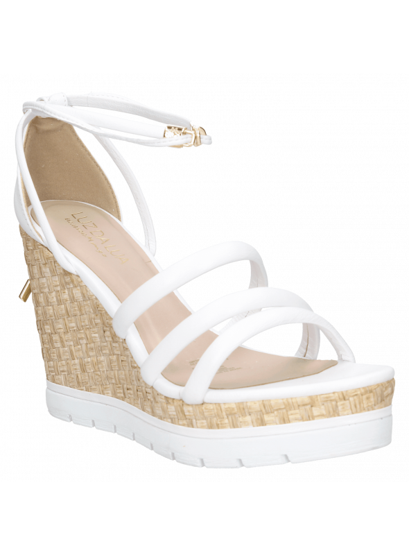 Sandalia de cuero negro para mujer, estilo casual, con taco cuña que estiliza la figura.