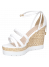 Sandalia femenina de cuero blanco, con forro suave y diseño estilizado.