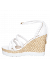 Sandalia casual de cuero blanco para mujer, con diseño moderno y taco cuña.